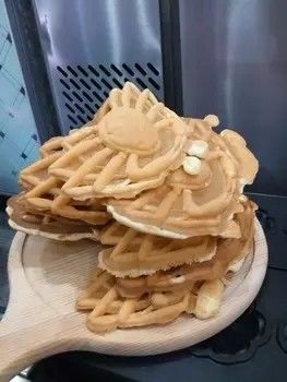 Kommerzielle Elektro-Eierwaffelmaschine ohne Stick mit Krabben- und Tierformen Karikatur 110/220 Spannung